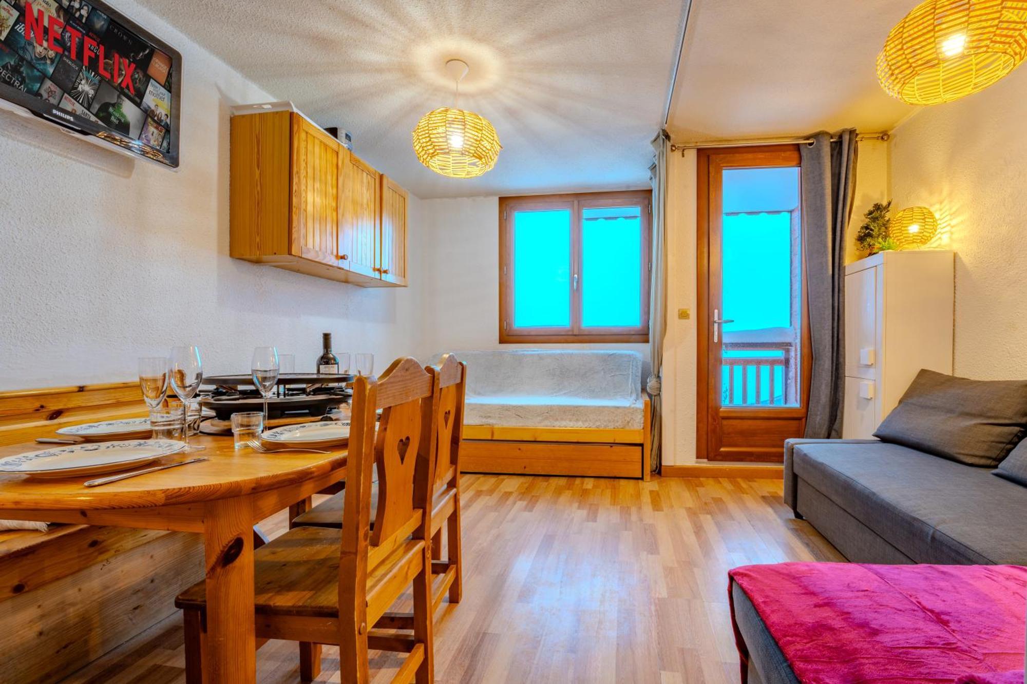 In-out, Heart Of Spacious Flat , Wifi A9 Apartment *